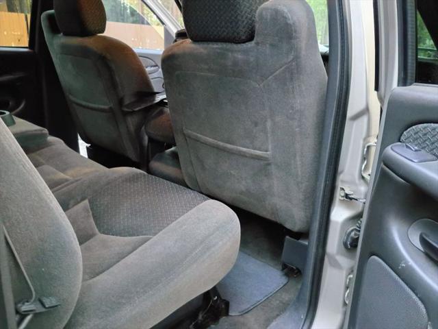 2004 Chevrolet Avalanche Base