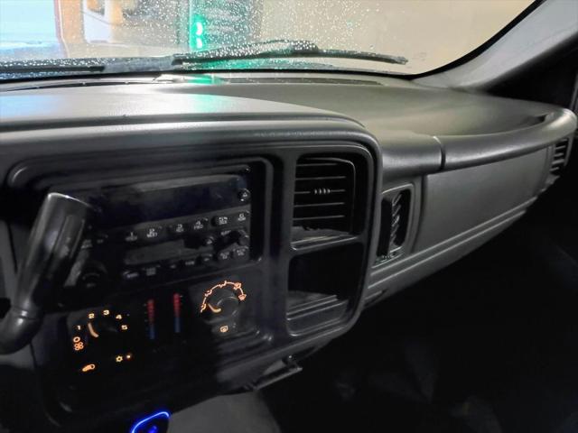 2004 Chevrolet Avalanche Base