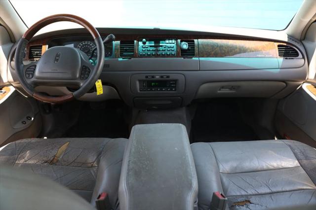 2001 Lincoln Town Car Signature