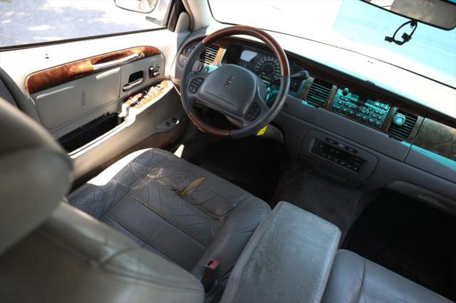 2001 Lincoln Town Car Signature
