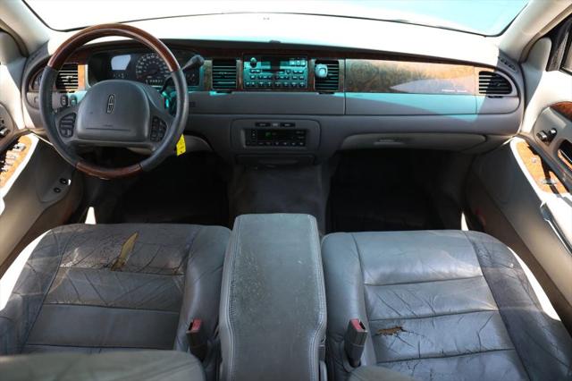 2001 Lincoln Town Car Signature