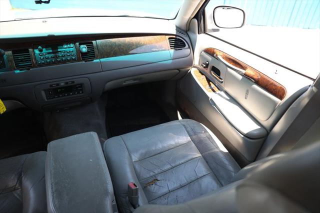 2001 Lincoln Town Car Signature