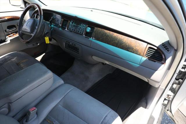 2001 Lincoln Town Car Signature