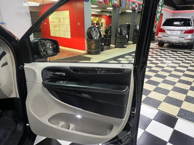 2016 Chrysler Town & Country Touring
