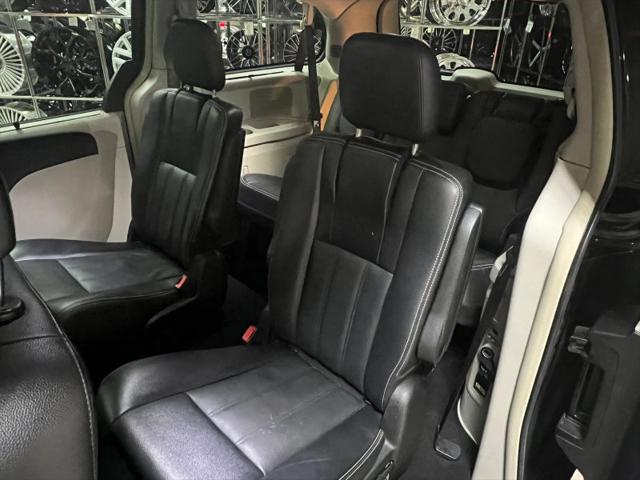 2016 Chrysler Town & Country Touring