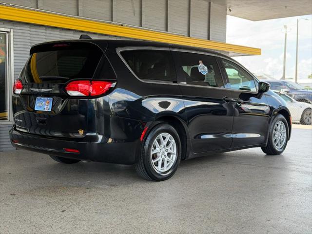 2022 Chrysler Voyager LX