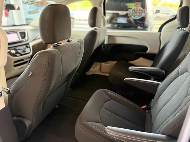 2022 Chrysler Voyager LX