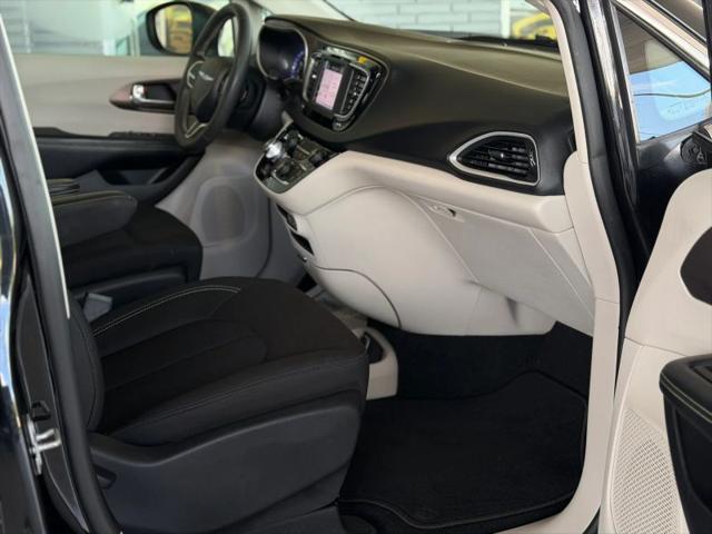 2022 Chrysler Voyager LX