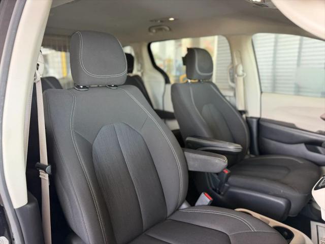2022 Chrysler Voyager LX