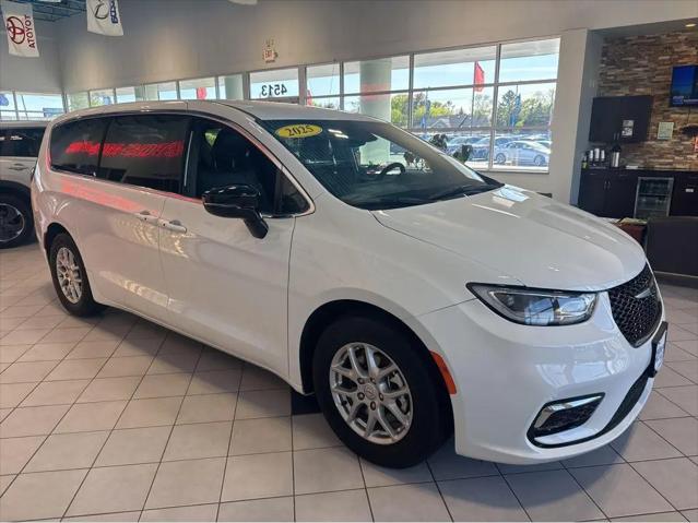 2025 Chrysler Pacifica Select for sale in Kenosha, WI