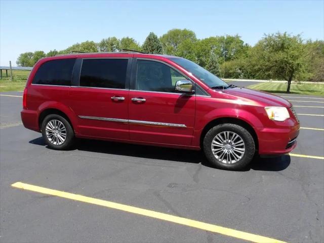 2013 Chrysler Town & Country Touring-L for sale in Tremont, IL