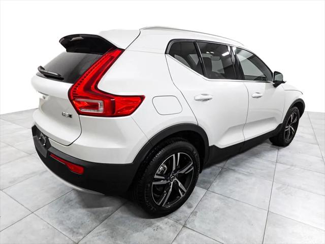 2025 Volvo XC40 B5 Core Bright Theme