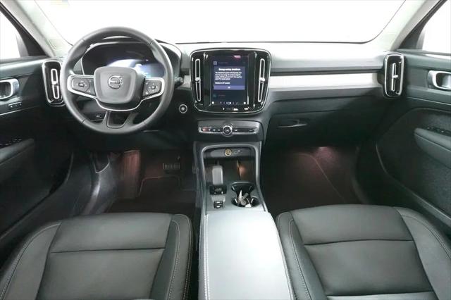 2025 Volvo XC40 B5 Core Bright Theme