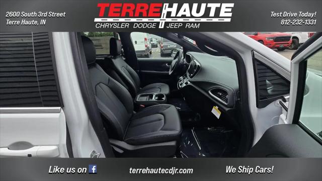 2027 Chrysler Pacifica Select