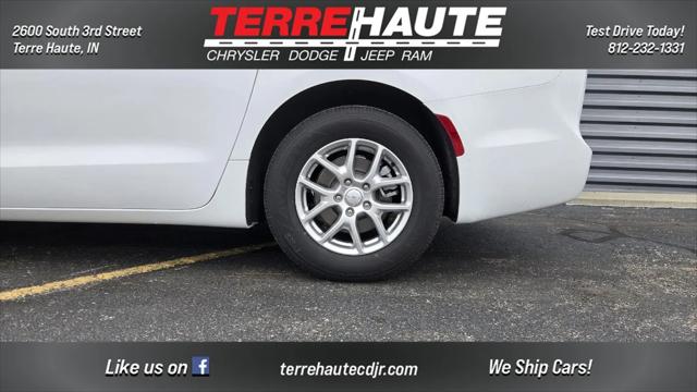2027 Chrysler Pacifica Select