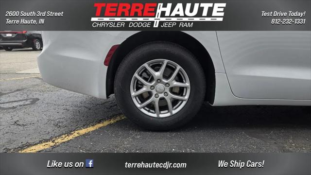 2027 Chrysler Pacifica Select