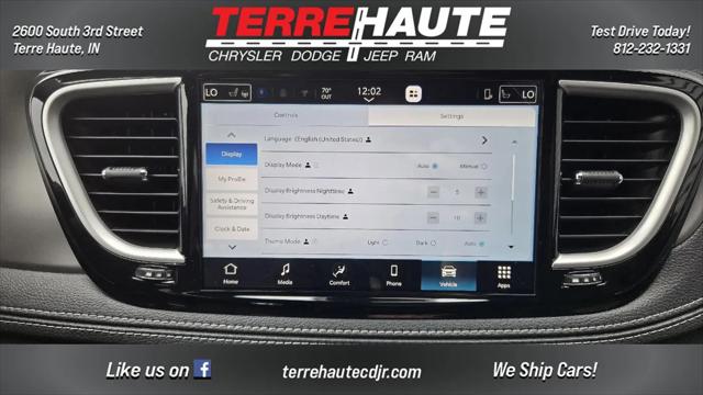 2027 Chrysler Pacifica Select