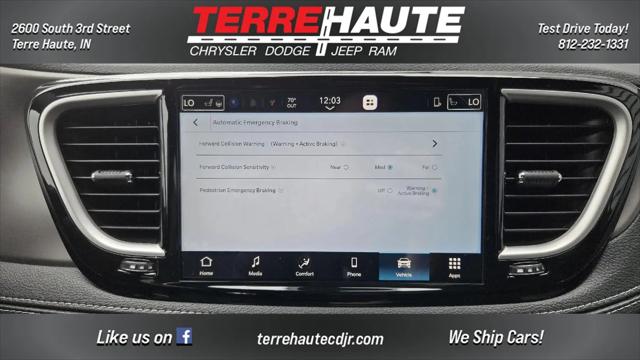 2027 Chrysler Pacifica Select