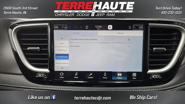 2027 Chrysler Pacifica Select