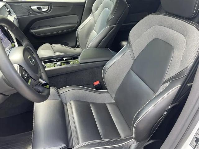 2024 Volvo XC60 Recharge T8 Ultimate Dark Theme