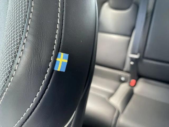 2024 Volvo XC60 Recharge T8 Ultimate Dark Theme