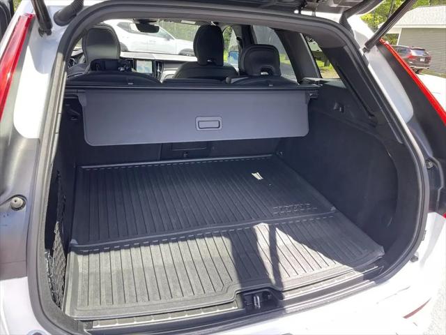 2024 Volvo XC60 Recharge T8 Ultimate Dark Theme