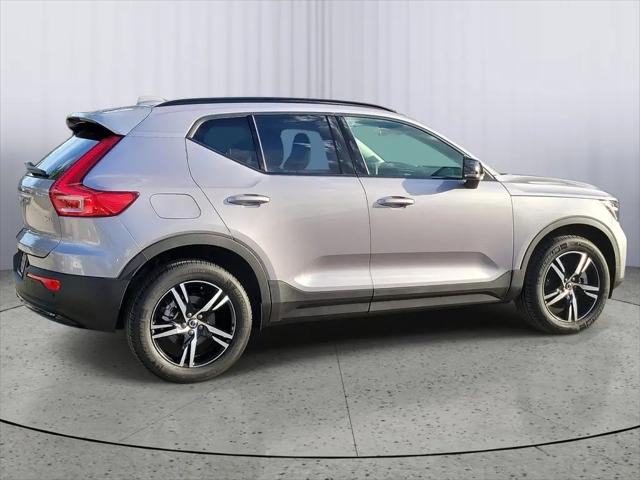 2026 Volvo XC40 Core, B4 FWD Gas (mild hybrid), Dark