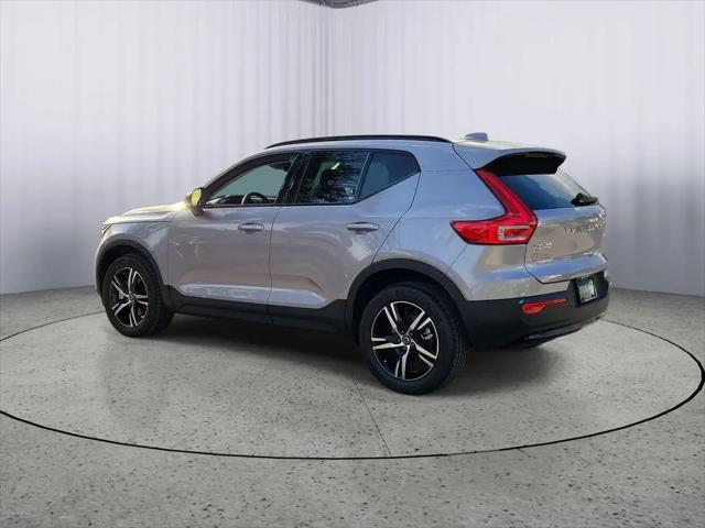 2026 Volvo XC40 Core, B4 FWD Gas (mild hybrid), Dark