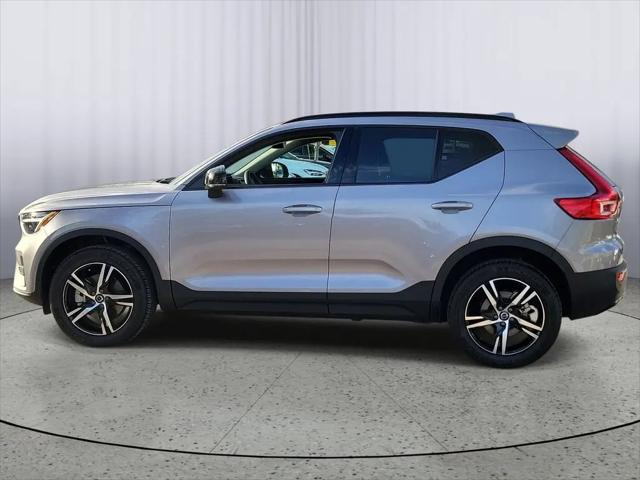 2026 Volvo XC40 Core, B4 FWD Gas (mild hybrid), Dark