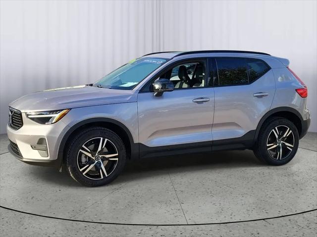 2026 Volvo XC40 Core, B4 FWD Gas (mild hybrid), Dark