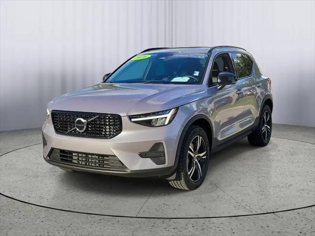 2026 Volvo XC40 Core, B4 FWD Gas (mild hybrid), Dark