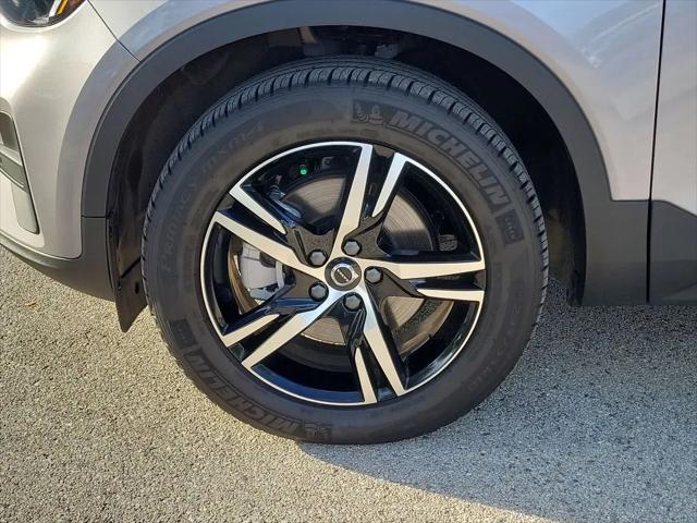 2026 Volvo XC40 Core, B4 FWD Gas (mild hybrid), Dark
