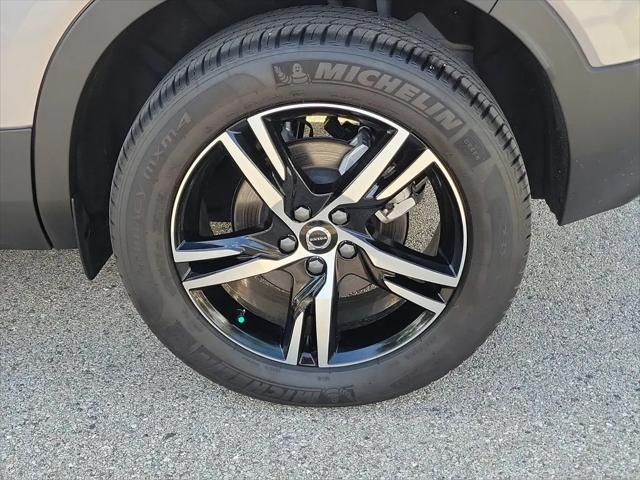 2026 Volvo XC40 Core, B4 FWD Gas (mild hybrid), Dark