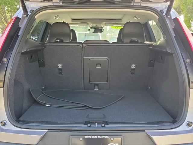 2026 Volvo XC40 Core, B4 FWD Gas (mild hybrid), Dark