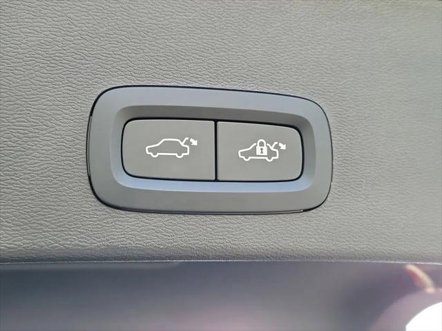 2026 Volvo XC40 Core, B4 FWD Gas (mild hybrid), Dark