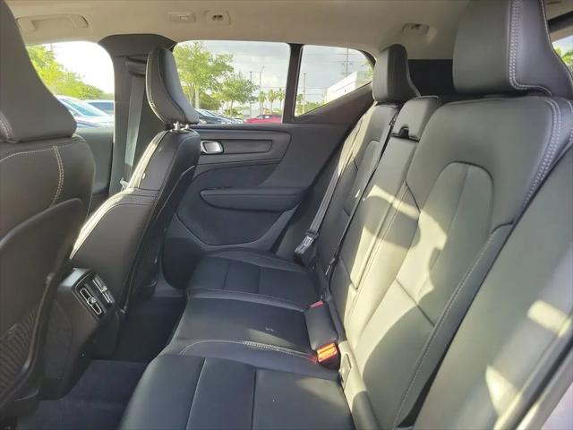 2026 Volvo XC40 Core, B4 FWD Gas (mild hybrid), Dark