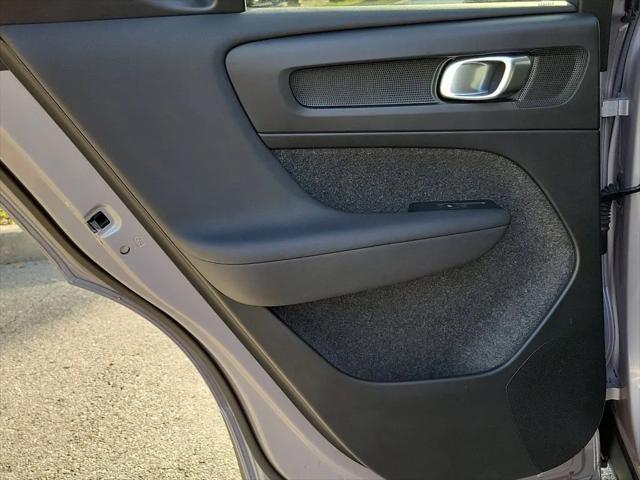 2026 Volvo XC40 Core, B4 FWD Gas (mild hybrid), Dark