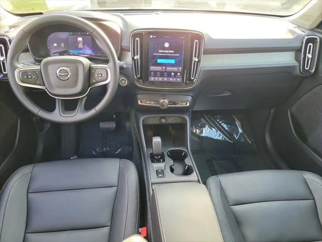 2026 Volvo XC40 Core, B4 FWD Gas (mild hybrid), Dark