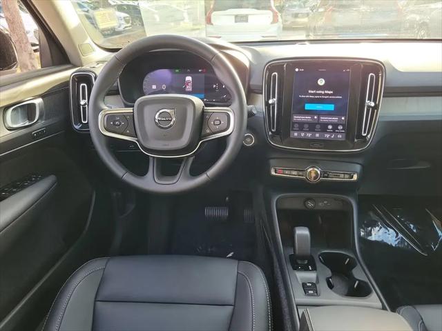 2026 Volvo XC40 Core, B4 FWD Gas (mild hybrid), Dark