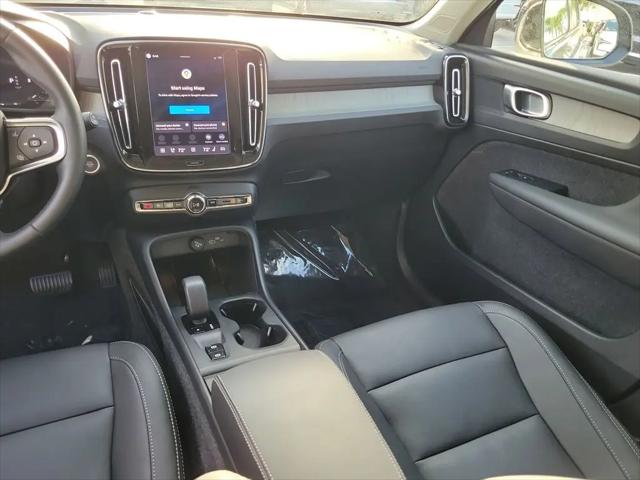 2026 Volvo XC40 Core, B4 FWD Gas (mild hybrid), Dark