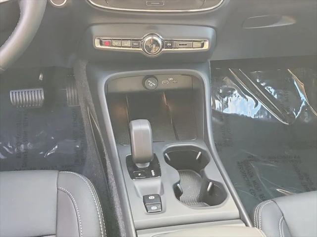 2026 Volvo XC40 Core, B4 FWD Gas (mild hybrid), Dark