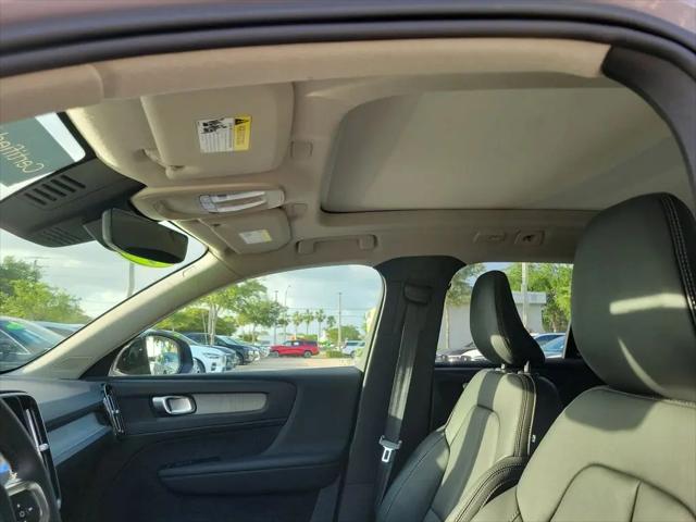 2026 Volvo XC40 Core, B4 FWD Gas (mild hybrid), Dark