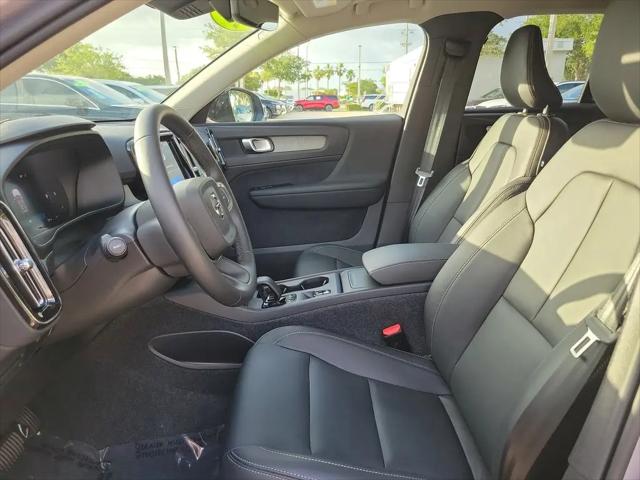 2026 Volvo XC40 Core, B4 FWD Gas (mild hybrid), Dark