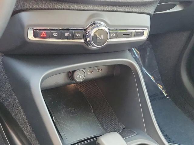 2026 Volvo XC40 Core, B4 FWD Gas (mild hybrid), Dark