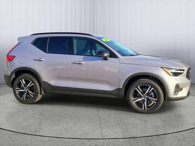2026 Volvo XC40 Core, B4 FWD Gas (mild hybrid), Dark