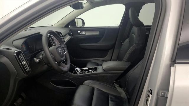2023 Volvo XC40 B5 Plus Dark Theme