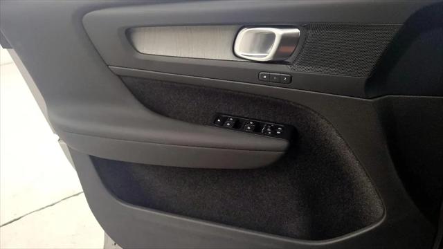 2023 Volvo XC40 B5 Plus Dark Theme