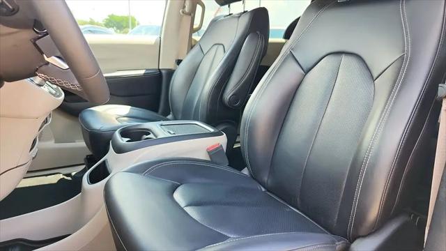 2023 Chrysler Pacifica Hybrid Touring L