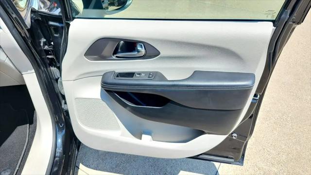 2023 Chrysler Pacifica Hybrid Touring L