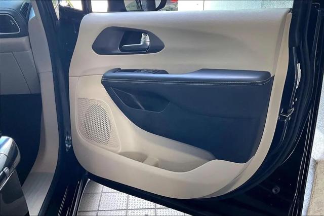 2023 Chrysler Pacifica Hybrid Touring L